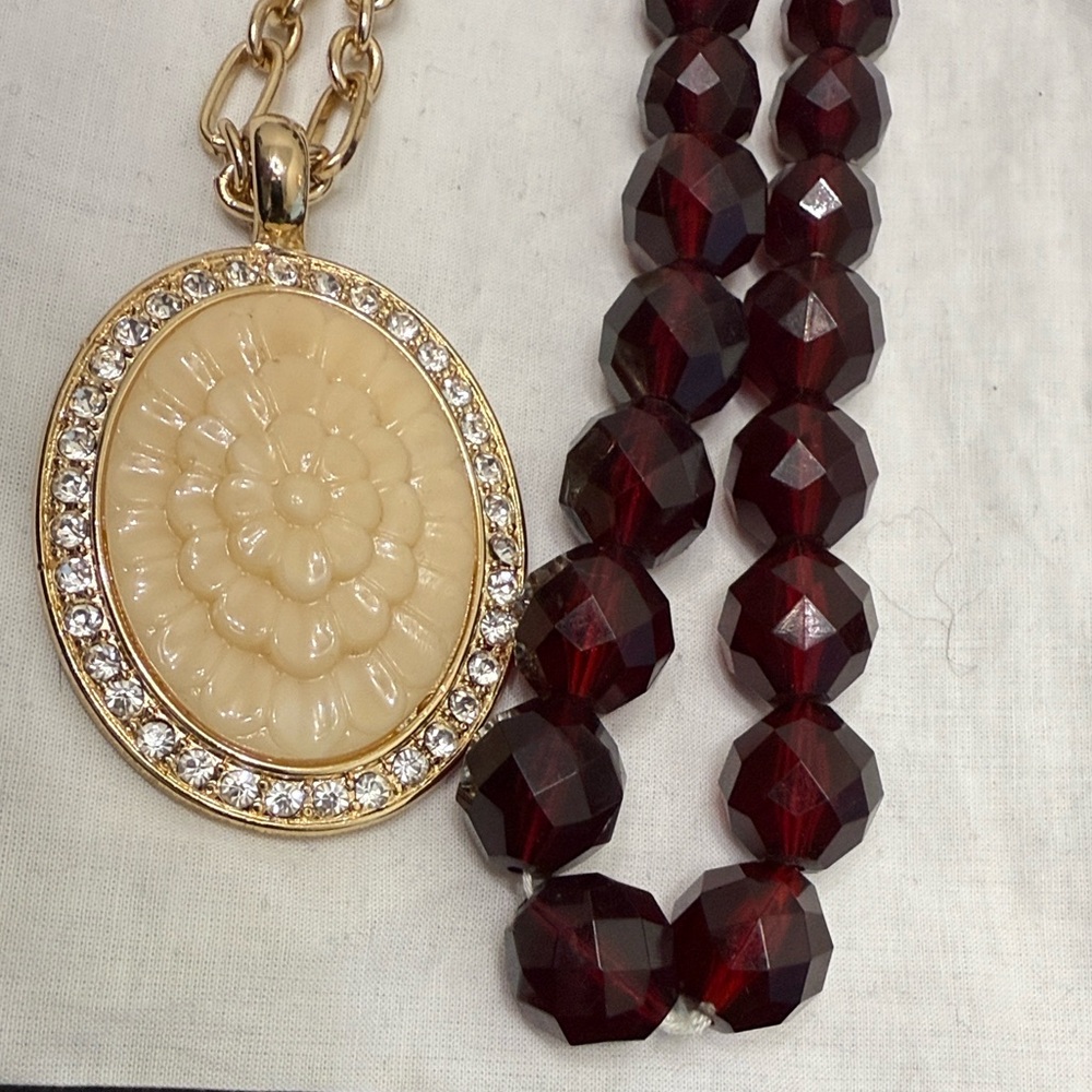 3pc jewelry lot flower cameo, faceted beads and faux pearls